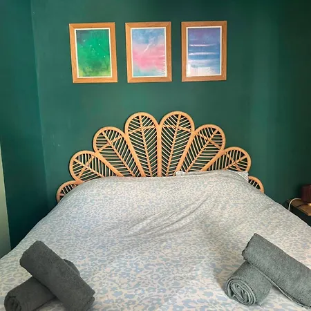 Charming 2-bedroom In Pariss Vibrant 19th Arrondissement Paryż